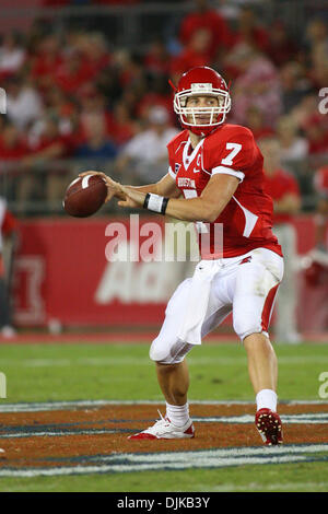 Sep 04, 2010 - Houston, Texas, Vereinigte Staaten von Amerika - University of Houston Quarterback Fall Keenum (7) geht zurück in die Tasche übergeben. Die University of Houston Cougars besiegte die Texas State Bobcats 68 - 28 im Robertson Stadium in Houston, Texas. (Kredit-Bild: © Luis Leyva/Southcreek Global/ZUMApress.com) Stockfoto