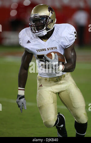 Sep 04, 2010 - Houston, Texas, Vereinigte Staaten von Amerika - Texas State Runningback Dexter Imade (32) läuft des Balls im dritten Quartal. Die University of Houston Cougars besiegte die Texas State Bobcats 68 - 28 im Robertson Stadium in Houston, Texas. (Kredit-Bild: © Luis Leyva/Southcreek Global/ZUMApress.com) Stockfoto