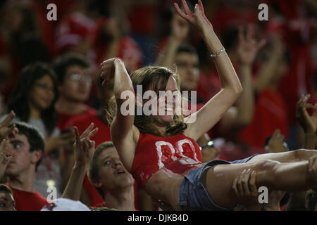 Sep 04, bekommt 2010 - Houston, Texas, Vereinigte Staaten von Amerika - University of Houston Fan bis in die Luft geworfen. Die University of Houston Cougars besiegte die Texas State Bobcats 68 - 28 im Robertson Stadium in Houston, Texas. (Kredit-Bild: © Luis Leyva/Southcreek Global/ZUMApress.com) Stockfoto