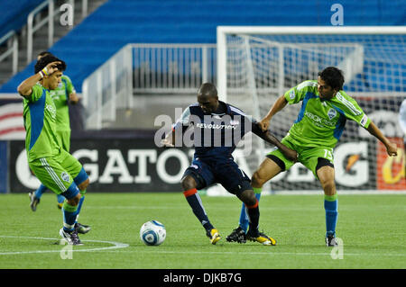 Sep 04, 2010 - Foxborough, Massachusetts, Vereinigte Staaten von Amerika - New England Revolution vorwärts/Mittelfeldspieler KENNY MANSALLY (7) und Seattle Sounders Verteidiger LEONARDO GONZALEZ (19) greifen jeweils anderen Trikots beim Kampf um den Ball in der MLS-im Gillette Stadium Spiel. (Kredit-Bild: © Geoff Bolte/Southcreek Global/ZUMApress.com) Stockfoto