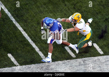 Sep 04, 2010 - Lawrence, Kansas, Vereinigte Staaten von Amerika - Kansas Runningback schob Angus Quigley (22) außerhalb der Grenzen von North Dakota State Linebacker Matt Anderson (48) während der Spielaktion im Memorial Stadium in Lawrence, Kansas ist.  Die North Dakota State Bisons besiegte die Kansas Jayhawks 6-3. (Kredit-Bild: © Jakob Paulsen/Southcreek Global/ZUMApress.com) Stockfoto