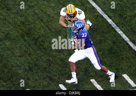 Sep 04, 2010 - Lawrence, Kansas, Vereinigte Staaten von Amerika - Kansas Runningback schob Angus Quigley (22) außerhalb der Grenzen von North Dakota State Linebacker Matt Anderson (48) während der Spielaktion im Memorial Stadium in Lawrence, Kansas ist.  Die North Dakota State Bisons besiegte die Kansas Jayhawks 6-3. (Kredit-Bild: © Jakob Paulsen/Southcreek Global/ZUMApress.com) Stockfoto