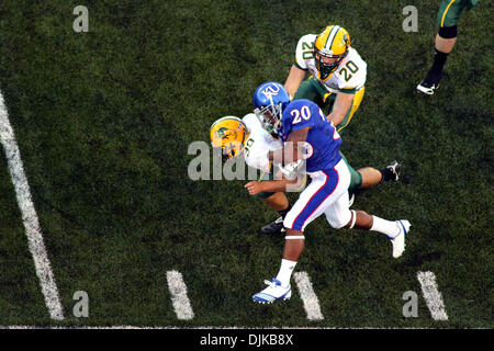 Sep 04, 2010 - Lawrence, Kansas, Vereinigte Staaten von Amerika - Kansas Cornerback D.J. Beshears (20) ist außerhalb des gültigen Bereichs von North Dakota State Kicker Ryan Jastram (30) gezwungen und Sicherheit Colten Heagle (20) während der Spielaktion im Memorial Stadium in Lawrence, Kansas.  Die North Dakota State Bisons besiegte die Kansas Jayhawks 6-3. (Kredit-Bild: © Jakob Paulsen/Southcreek Global/ZUMApress.c Stockfoto