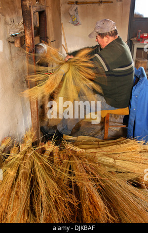 Herr Kostas Zarifis, eines der letzten traditionellen Besenbinder in seiner Werkstatt in Nea Vyssa, Evros, Thrakien, Griechenland. Stockfoto