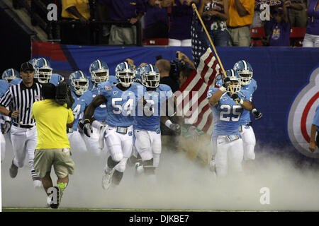 Sep 04, 2010 - Atlanta, Georgia, Vereinigte Staaten von Amerika - North Carolina Tar Heels Sicherheit Matt Merletti (25) führt sein Team aufs Feld gegen die LSU Tigers während der Chick-Fil-A Kick-off-Spiel bei den im Georgia Dome in Atlanta, Georgia. LSU besiegte North Carolina 30-24. (Kredit-Bild: © Perry Knotts/Southcreek Global/ZUMApress.com) Stockfoto