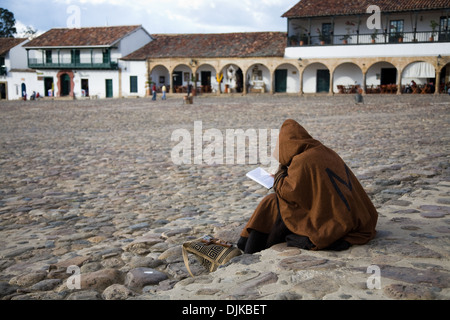 Ein Mönch in Villa de Leyva, Kolumbien lesen Stockfoto