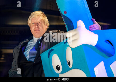 Trafalgar Square, London, UK. 28. November 2013 - stellt Boris Johnson, Bürgermeister von London, mit dem Zeichen "Dreidleman", bei Chanukka Platz 2013. Chanukka auf dem Platz ist eine jährliche Veranstaltung der Gemeinschaft, von der jüdischen Leadership Council, London Jewish Forum, Chabad präsentiert und unterstützt durch den Bürgermeister von London. Bildnachweis: Stephen Chung/Alamy Live-Nachrichten Stockfoto