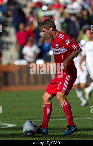 Sep 04, 2010 - Bridgeview, Illinois, Vereinigte Staaten von Amerika - Chicago Fire Mittelfeldspieler Logan Pause (12) fördert den Ball während des Spiels MLS zwischen den Chicago Fire und die Los Angeles Galaxy im Toyota Park in Bridgeview, Illinois. (Kredit-Bild: © Geoffrey Siehr/Southcreek Global/ZUMApress.com) Stockfoto