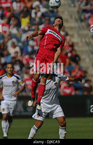 Sep 04, 2010 - Bridgeview, Illinois, Vereinigte Staaten von Amerika - Chicago Fire Mittelfeldspieler John Thorrington (11) nach oben geht für einen Header während das MLS-Spiel zwischen den Chicago Fire und die Los Angeles Galaxy im Toyota Park in Bridgeview, Illinois. Das Feuer gebunden Galaxy 1-1. (Kredit-Bild: © Geoffrey Siehr/Southcreek Global/ZUMApress.com) Stockfoto