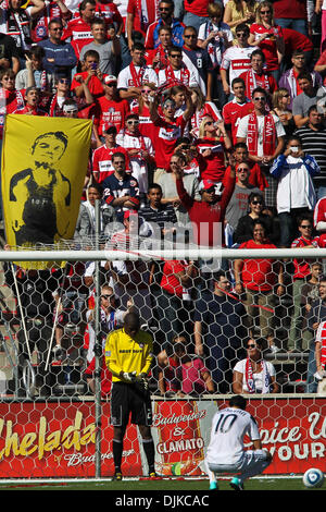 Sep 04, 2010 - Bridgeview, Illinois, Vereinigte Staaten von Amerika - Los Angeles Galaxy vorwärts Landon Donovan (10) bereitet einen Elfmeter, während die Chicago Fire Fans ihre Meinung zu, während das MLS-Spiel zwischen den Chicago Fire und die Los Angeles Galaxy im Toyota Park in Bridgeview, Illinois äußern. (Kredit-Bild: © Geoffrey Siehr/Southcreek Global/ZUMApress.com) Stockfoto