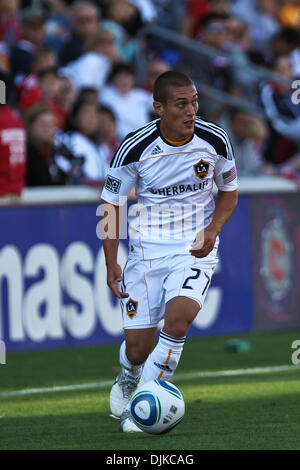 Sep 04, 2010 - Bridgeview, Illinois, Vereinigte Staaten von Amerika - Los Angeles Galaxy vorwärts Bryan Jordan (27) spielt den Ball nach vorne während die MLS-Spiel zwischen den Chicago Fire und die Los Angeles Galaxy im Toyota Park in Bridgeview, Illinois. (Kredit-Bild: © Geoffrey Siehr/Southcreek Global/ZUMApress.com) Stockfoto