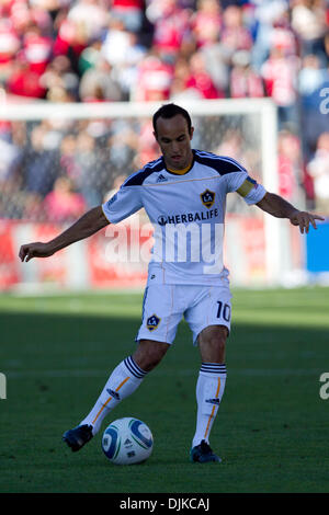 Sep 04, 2010 - Bridgeview, Illinois, Vereinigte Staaten von Amerika - Los Angeles Galaxy vorwärts Landon Donovan (10) spielt den Ball nach vorne während die MLS-Spiel zwischen den Chicago Fire und die Los Angeles Galaxy im Toyota Park in Bridgeview, Illinois. Das Feuer gebunden Galaxy 1-1. (Kredit-Bild: © Geoffrey Siehr/Southcreek Global/ZUMApress.com) Stockfoto