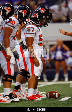 4. September 2010 - Arlington, Texas, Vereinigte Staaten von Amerika - The Oregon State Beavers offensive Linie warten, um Line up für die Eröffnung Snap während des Spiels zwischen der TCU Horned Frogs und der Oregon State Beavers im Cowboys Stadium in Arlington, Texas. TCU schlagen Oregon State 30-21. (Kredit-Bild: © Matt Pearce/Southcreek Global/ZUMApress.com) Stockfoto