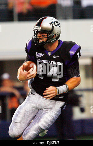 4. September 2010 sieht - Arlington, Texas, Vereinigte Staaten von Amerika - TCU Horned Frogs Quarterback Andy Dalton #14 downfield für die Ausführung von Zimmer während des Spiels zwischen der TCU Horned Frogs und der Oregon State Beavers im Cowboys Stadium in Arlington, Texas. TCU schlagen Oregon State 30-21. (Kredit-Bild: © Matt Pearce/Southcreek Global/ZUMApress.com) Stockfoto