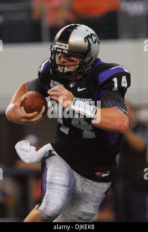 4. September 2010 sieht - Arlington, Texas, Vereinigte Staaten von Amerika - TCU Horned Frogs Quarterback Andy Dalton #14 downfield für die Ausführung von Zimmer während des Spiels zwischen der TCU Horned Frogs und der Oregon State Beavers im Cowboys Stadium in Arlington, Texas. TCU schlagen Oregon State 30-21. (Kredit-Bild: © Matt Pearce/Southcreek Global/ZUMApress.com) Stockfoto