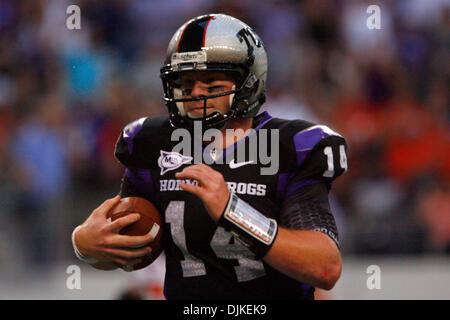 4. September 2010 sieht - Arlington, Texas, Vereinigte Staaten von Amerika - TCU Horned Frogs Quarterback Andy Dalton #14 downfield für die Ausführung von Zimmer während des Spiels zwischen der TCU Horned Frogs und der Oregon State Beavers im Cowboys Stadium in Arlington, Texas. TCU schlagen Oregon State 30-21. (Kredit-Bild: © Matt Pearce/Southcreek Global/ZUMApress.com) Stockfoto
