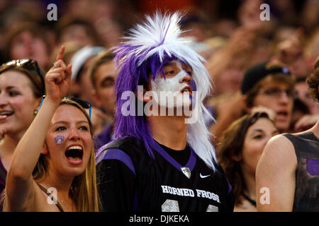 4. September 2010 root - Arlington, Texas, Vereinigte Staaten von Amerika - TCU Horned Frogs Fans ihre Mannschaft während des Spiels zwischen der TCU Horned Frogs und der Oregon State Beavers im Cowboys Stadium in Arlington, Texas. TCU schlagen Oregon State 30-21. (Kredit-Bild: © Matt Pearce/Southcreek Global/ZUMApress.com) Stockfoto