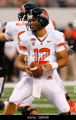 4. September 2010 - Arlington, Texas, Vereinigte Staaten von Amerika - Oregon State Beavers quarterback Ryan Katz #12 Tropfen zurück in die Tasche während des Spiels zwischen der TCU Horned Frogs und der Oregon State Beavers im Cowboys Stadium in Arlington, Texas. TCU schlagen Oregon State 30-21. (Kredit-Bild: © Matt Pearce/Southcreek Global/ZUMApress.com) Stockfoto