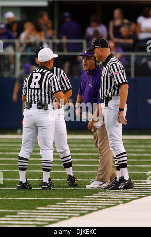 4. September 2010 - Arlington, Texas, Vereinigte Staaten von Amerika - TCU Horned Frogs Cheftrainer Gary Patterson beschreibt einen Anruf von den Beamten während des Spiels zwischen der TCU Horned Frogs und der Oregon State Beavers im Cowboys Stadium in Arlington, Texas. TCU schlagen Oregon State 30-21. (Kredit-Bild: © Matt Pearce/Southcreek Global/ZUMApress.com) Stockfoto