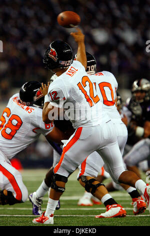 4. September 2010 - Arlington, Texas, Vereinigte Staaten von Amerika - Oregon State Beavers Quarterback Ryan Katz #12 wirft den Fußball downfield während des Spiels zwischen der TCU Horned Frogs und der Oregon State Beavers im Cowboys Stadium in Arlington, Texas. TCU schlagen Oregon State 30-21. (Kredit-Bild: © Matt Pearce/Southcreek Global/ZUMApress.com) Stockfoto