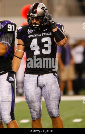 4. September 2010 wartet defensiven Signale von der Seitenlinie während des Spiels zwischen der TCU Horned Frogs und der Oregon State Beavers im Cowboys Stadium in Arlington, Texas - Arlington, Texas, Vereinigte Staaten von Amerika - TCU Horned Frogs Linebacker Tank Carder #43. TCU schlagen Oregon State 30-21. (Kredit-Bild: © Matt Pearce/Southcreek Global/ZUMApress.com) Stockfoto