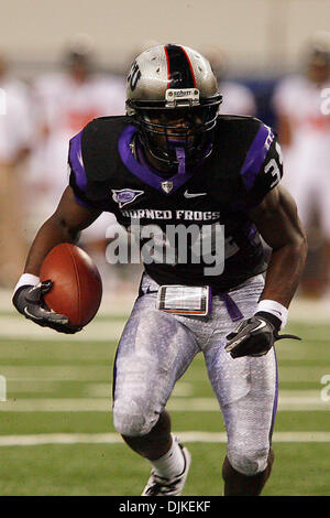 4. September 2010 sieht - Arlington, Texas, Vereinigte Staaten von Amerika - TCU Horned Frogs Runningback Ed Wesley #34 downfield für die Ausführung von Zimmer während des Spiels zwischen der TCU Horned Frogs und der Oregon State Beavers im Cowboys Stadium in Arlington, Texas. TCU schlagen Oregon State 30-21. (Kredit-Bild: © Matt Pearce/Southcreek Global/ZUMApress.com) Stockfoto
