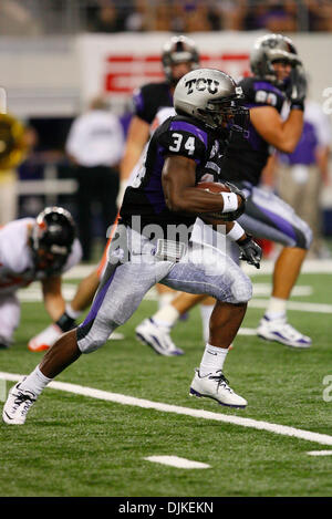 4. September 2010 läuft - Arlington, Texas, Vereinigte Staaten von Amerika - TCU Horned Frogs Runningback Ed Wesley #34 Tageslicht während des Spiels zwischen der TCU Horned Frogs und der Oregon State Beavers im Cowboys Stadium in Arlington, Texas. TCU schlagen Oregon State 30-21 (Credit-Bild: © Matt Pearce/Southcreek Global/ZUMApress.com) Stockfoto