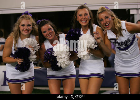 4. September 2010 - Arlington, Texas, Vereinigte Staaten von Amerika - TCU Horned Frogs Cheerleader beobachten das Spiel zwischen der TCU Horned Frogs und der Oregon State Beavers im Cowboys Stadium in Arlington, Texas. TCU schlagen Oregon State 30-21 (Credit-Bild: © Matt Pearce/Southcreek Global/ZUMApress.com) Stockfoto