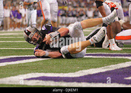 4. September 2010 - Arlington, Texas, Vereinigte Staaten von Amerika - TCU Horned Frogs quarterback Andy Dalton #14 fällt in die Endzone für einen Touchdown während des Spiels zwischen der TCU Horned Frogs und der Oregon State Beavers im Cowboys Stadium in Arlington, Texas. TCU schlagen Oregon State 30-21 (Credit-Bild: © Matt Pearce/Southcreek Global/ZUMApress.com) Stockfoto