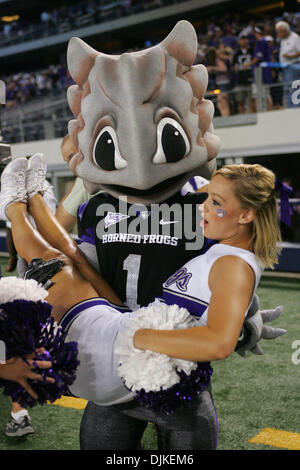4. September 2010 - Arlington, Texas, Vereinigte Staaten von Amerika - The TCU Horned Frogs Maskottchen hebt eine Cheerleader nach dem Spiel zwischen der TCU Horned Frogs und der Oregon State Beavers im Cowboys Stadium in Arlington, Texas. TCU schlagen Oregon State 30-21 (Credit-Bild: © Matt Pearce/Southcreek Global/ZUMApress.com) Stockfoto