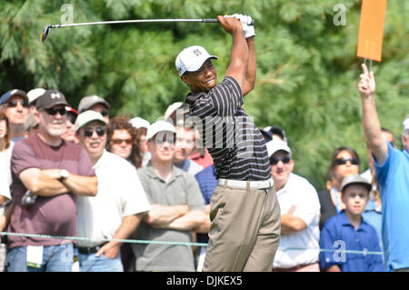 Sep 05, 2010 - Norton, Massachusetts, Vereinigte Staaten von Amerika - TIGER WOODS abschlägt am 6. Loch während der dritten Runde der Deutsche Bank Championship bei TPC Boston. (Kredit-Bild: © Geoff Bolte/Southcreek Global/ZUMApress.com) Stockfoto