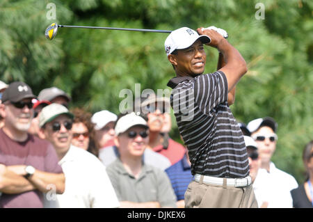 Sep 05, 2010 - Norton, Massachusetts, Vereinigte Staaten von Amerika - TIGER WOODS abschlägt am 6. Loch während der dritten Runde der Deutsche Bank Championship bei TPC Boston. (Kredit-Bild: © Geoff Bolte/Southcreek Global/ZUMApress.com) Stockfoto