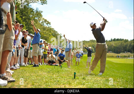 5. September 2010 - Norton, Massachusetts, trifft USA - TIGER WOODS seinen zweiten Schlag aus dem Galerie-Bereich während der dritten Runde der Deutsche Bank Championship bei TPC Boston. (Kredit-Bild: © Geoff Bolte/Southcreek Global/ZUMApress.com) Stockfoto