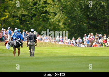 Sep 05, 2010 - Norton, Massachusetts, Vereinigte Staaten von Amerika - TIGER WOODS Köpfe in Richtung der 9. Loch während der dritten Runde der Deutsche Bank Championship bei TPC Boston. (Kredit-Bild: © Geoff Bolte/Southcreek Global/ZUMApress.com) Stockfoto