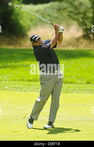 Sep 05, 2010 - Norton, Massachusetts, Vereinigte Staaten von Amerika - ANGEL CABRERA Uhren seinen Schuss am 7. Loch während der dritten Runde der Deutsche Bank Championship bei TPC Boston. (Kredit-Bild: © Geoff Bolte/Southcreek Global/ZUMApress.com) Stockfoto