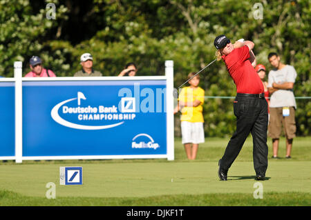 Sep 05, 2010 - Norton, Massachusetts, Vereinigte Staaten von Amerika - CHARLEY HOFFMAN trifft seine Fahrt am 14. Loch während der dritten Runde der Deutsche Bank Championship bei TPC Boston. (Kredit-Bild: © Geoff Bolte/Southcreek Global/ZUMApress.com) Stockfoto