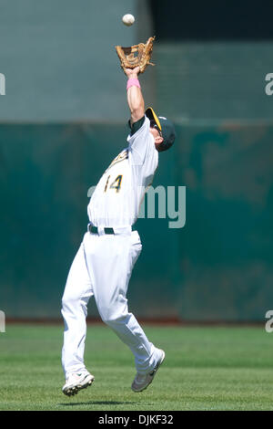 Sep 05, 2010 - Oakland, California, Vereinigte Staaten von Amerika - Oakland Athletics wenn Mark Ellis (14) driftet in kurzen Mittelfeld, während die MLB-Spiel zwischen den Oakland Athletics und den Los Angeles Angels of Anaheim im Oakland-Alameda County Coliseum eine Pop-Fliege zu fangen.  Der Besuch Engel Beat der A 7-4. (Kredit-Bild: © Matt Cohen/Southcreek Global/ZUMApress.com) Stockfoto