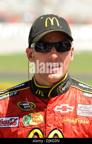 Sep 05, 2010 - Hampton, Georgia, Vereinigte Staaten von Amerika - Aric Almirola Fahrer #88 US Navy Chevrolet auf Boxengasse im qualifying für den großen Clips-300 auf dem Atlanta Motor Speedway in Hampton Georgien. (Kredit-Bild: © Marty Bingham/Southcreek Global/ZUMApress.com) Stockfoto