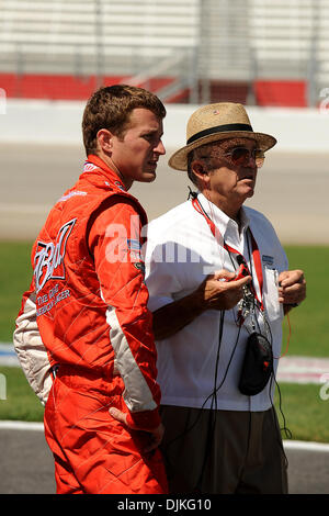 Sep 05, 2010 - Hampton, Georgia, Vereinigte Staaten von Amerika - Kasey Kahne, Fahrer der #9 kuscheln Dodge und Jack Roush auf Boxengasse im qualifying für den großen Clips-300 auf dem Atlanta Motor Speedway in Hampton Georgien. (Kredit-Bild: © Marty Bingham/Southcreek Global/ZUMApress.com) Stockfoto