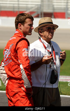 Sep 05, 2010 - Hampton, Georgia, Vereinigte Staaten von Amerika - Kasey Kahne, Fahrer der #9 kuscheln Dodge und Jack Roush auf Boxengasse im qualifying für den großen Clips-300 auf dem Atlanta Motor Speedway in Hampton Georgien. (Kredit-Bild: © Marty Bingham/Southcreek Global/ZUMApress.com) Stockfoto