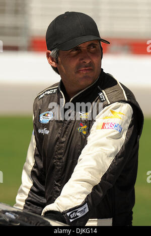 Sep 05, 2010 - Hampton, Georgia, Vereinigte Staaten von Amerika - Mark Green, Fahrer der #49 Advil Liqui-Gele/Speed Zone Ford auf Boxengasse im qualifying für den großen Clips-300 auf dem Atlanta Motor Speedway in Hampton Georgien. (Kredit-Bild: © Marty Bingham/Southcreek Global/ZUMApress.com) Stockfoto