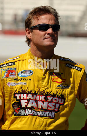 Sep 05, 2010 - Hampton, Georgia, Vereinigte Staaten von Amerika - Kenny Wallace, Fahrer von #28 Checkers/Rally Chevrolet auf Boxengasse im qualifying für den großen Clips-300 auf dem Atlanta Motor Speedway in Hampton Georgien. (Kredit-Bild: © Marty Bingham/Southcreek Global/ZUMApress.com) Stockfoto