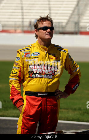 Sep 05, 2010 - Hampton, Georgia, Vereinigte Staaten von Amerika - Kenny Wallace, Fahrer von #28 Checkers/Rally Chevrolet auf Boxengasse im qualifying für den großen Clips-300 auf dem Atlanta Motor Speedway in Hampton Georgien. (Kredit-Bild: © Marty Bingham/Southcreek Global/ZUMApress.com) Stockfoto