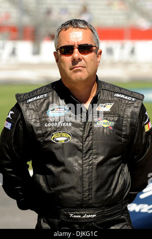 Sep 05, 2010 - Hampton, Georgia, Vereinigte Staaten von Amerika - Kevin Lepage, Fahrer der #56 Power Equipment Company/Texpar, Inc. Chevrolet auf Boxengasse im qualifying für den großen Clips-300 auf dem Atlanta Motor Speedway in Hampton Georgien. (Kredit-Bild: © Marty Bingham/Southcreek Global/ZUMApress.com) Stockfoto