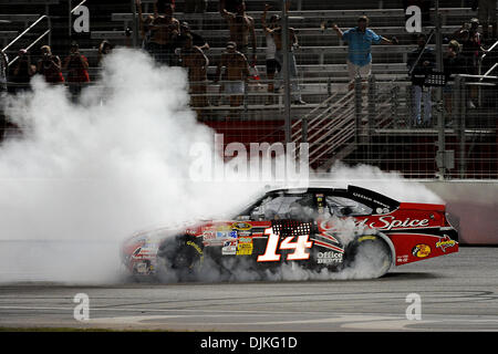Sep 05, 2010 - Hampton, Georgia, Vereinigte Staaten von Amerika - Tony Stewart, Fahrer von # 14 Old Spice/Office Depot Chevrolet feiert mit einem Burnout nach dem Gewinn der Emory Healthcare 500 auf dem Atlanta Motor Speedway in Hampton Georgien. (Kredit-Bild: © Marty Bingham/Southcreek Global/ZUMApress.com) Stockfoto