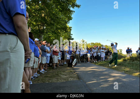 Sep 06, 2010 - Norton, Massachusetts, Vereinigte Staaten von Amerika - CHARLEY HOFFMAN Hits seinen zweiten Schlag aus gleich neben den Wagen Weg, während die Galerie am 14. Loch während der Endrunde der Deutsche Bank Championship bei TPC Boston Uhren. (Kredit-Bild: © Geoff Bolte/Southcreek Global/ZUMApress.com) Stockfoto