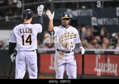 7. September 2010 ist - Oakland, Kalifornien, USA - Oakland Athletik Center Fielder RAJAI DAVIS (#11) von Oakland Athletics Second Baseman MARK ELLIS (#14) gratulierte nach scoring während Dienstages Spiel.  Die Seatle Mariners besiegte den Oakland Athletics 7-5. (Kredit-Bild: © Scott Beley/Southcreek Global/ZUMApress.com) Stockfoto