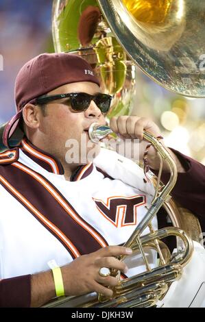 7. September 2010 führt - Landover, Maryland, Vereinigte Staaten von Amerika - Virginia Tech marching Band-Tuba-Spieler in Bildung vor dem Spiel gegen Boise State. Boise State besiegt Virginia Tech 33-30 im Spiel bei FedEx Field in Landover, Maryland. (Kredit-Bild: © Rassi Borneo/Southcreek Global/ZUMApress.com) Stockfoto