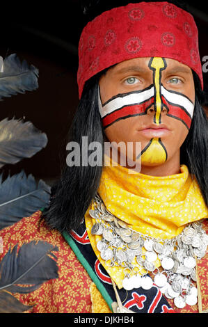 7. September 2010 - Jacksonville, Florida, Vereinigte Staaten von Amerika - 4. Januar 2010: FSU Maskottchen Chief Osceola bereitet sich auf das Feld zu nehmen. FSU besiegte Samford 59-6 Doak Campbell Stadium in Tallahassee, Florida, USA. (Kredit-Bild: © Mike Olivella/ZUMApress.com) Stockfoto