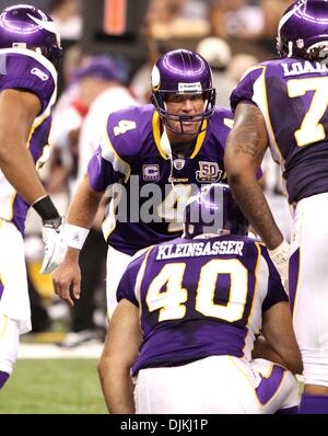Sep 09, 2010 - New Orleans, Louisiana, USA - Minnesota Vikings-quarterback BRETT FARVE, 4, Gespräche mit seinen Teamkollegen während ein Wirrwarr beim spielen die New Orleans Saints beim NFL Saison spielen. Die Heiligen schlagen die Wikinger-14 -9. (Kredit-Bild: © Dan Anderson/ZUMApress.com) Stockfoto